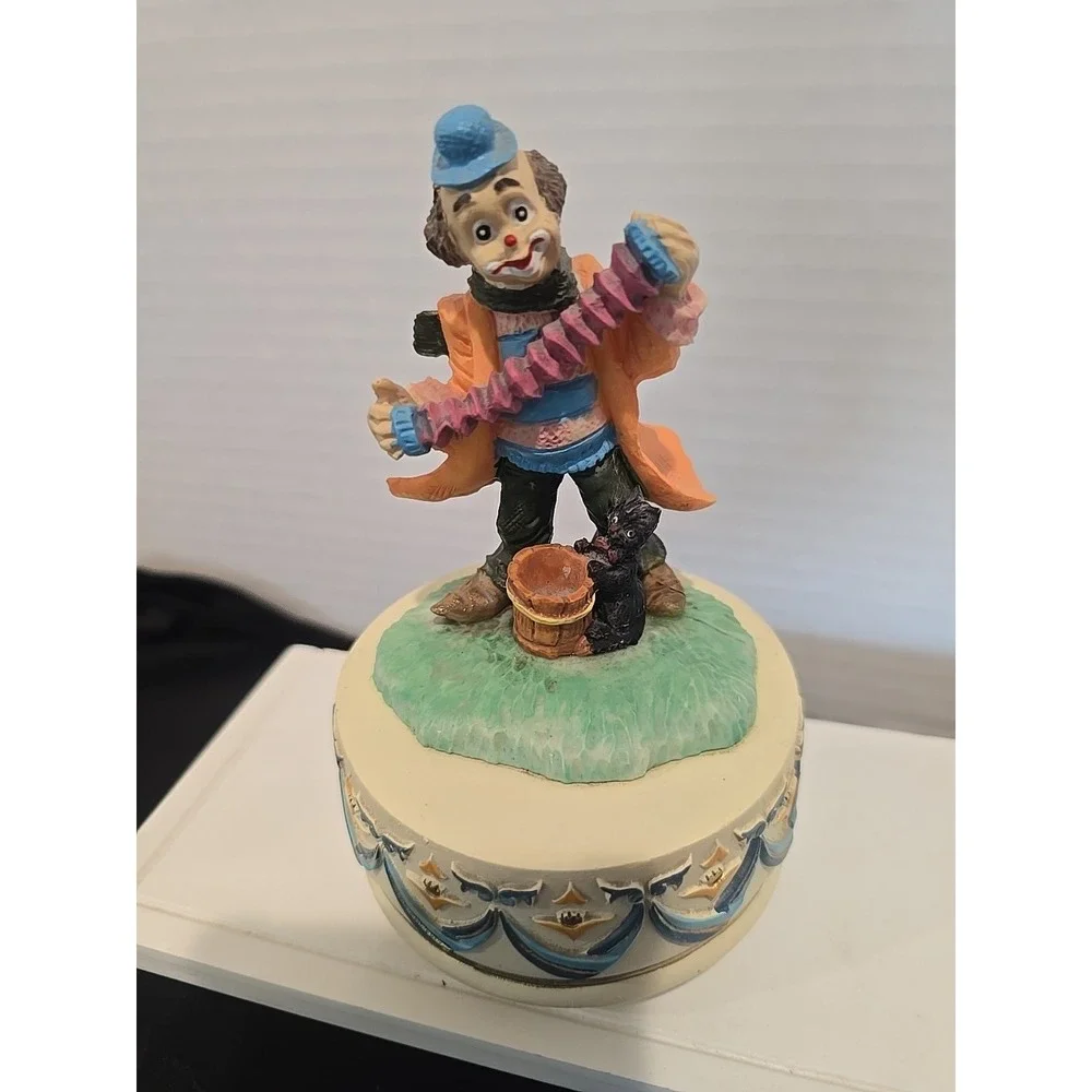 Vintage 1980's DAVAR Revolving Musical Clown w/ Accordion & Cat‎ – Taiwan